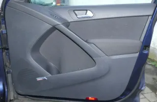VW Tiguan 5N 1x Türverkleidung Verkleidung Tür vorne rechts schwarz - Bild 1