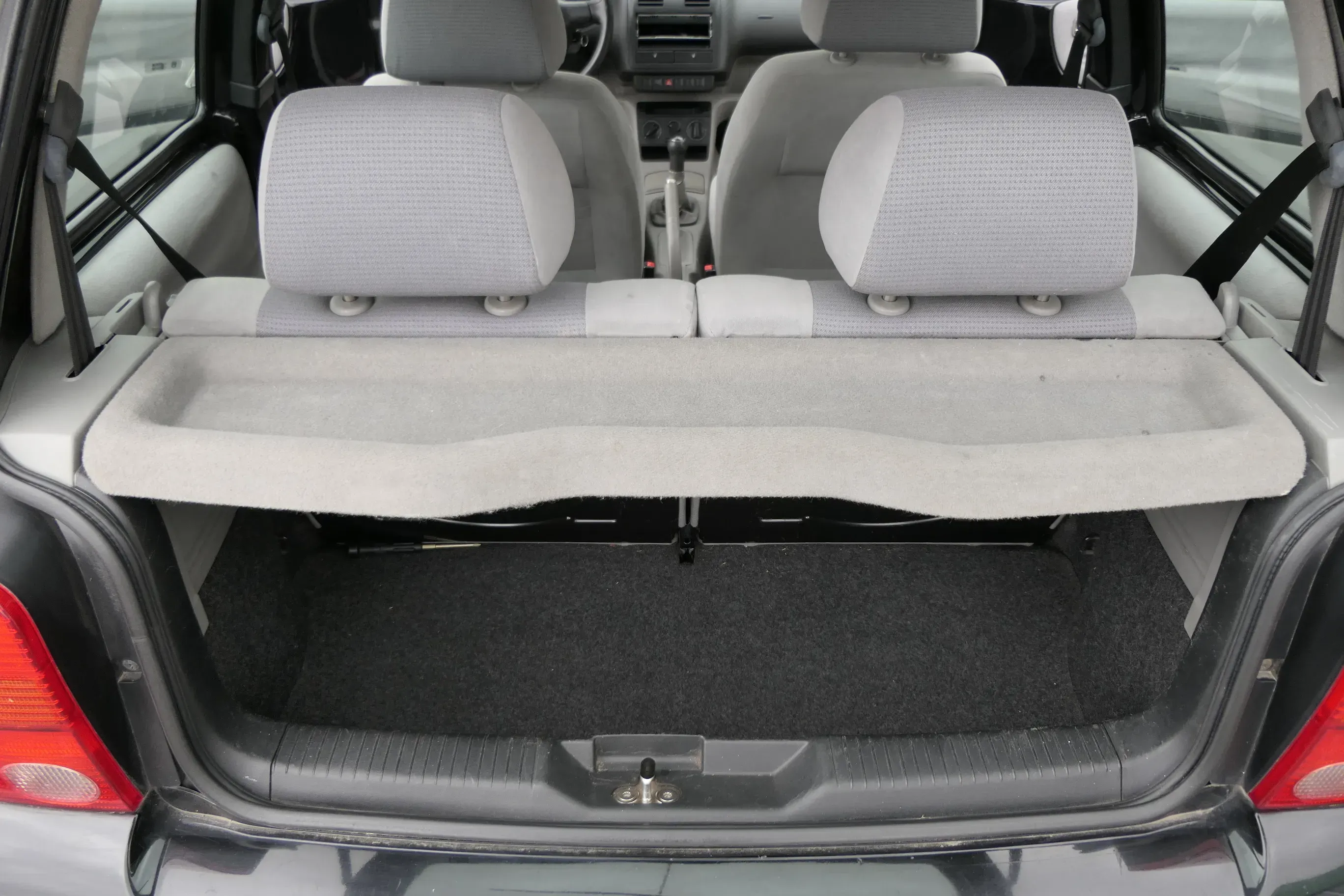 VW Lupo Arosa Hutablage Abdeckung Kofferraum Abdeckung hinten grau mängel - Bild 1