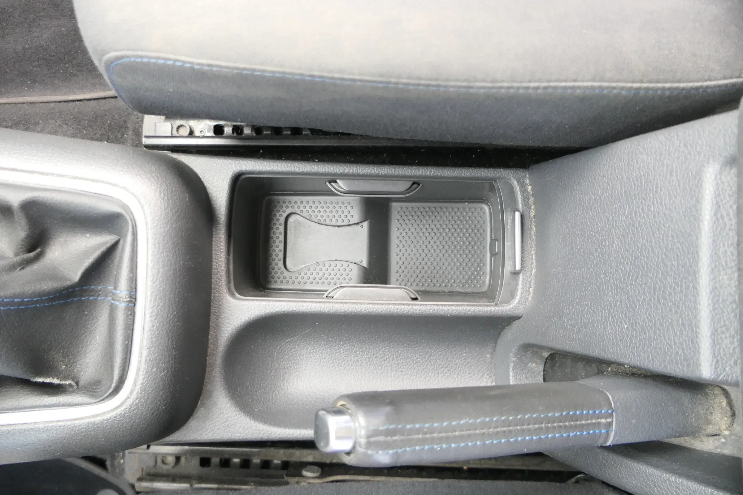 VW Golf 5 1K Handbremse Feststellbremse Handbremshebel Leder blau blaue Nähte - Bild 1