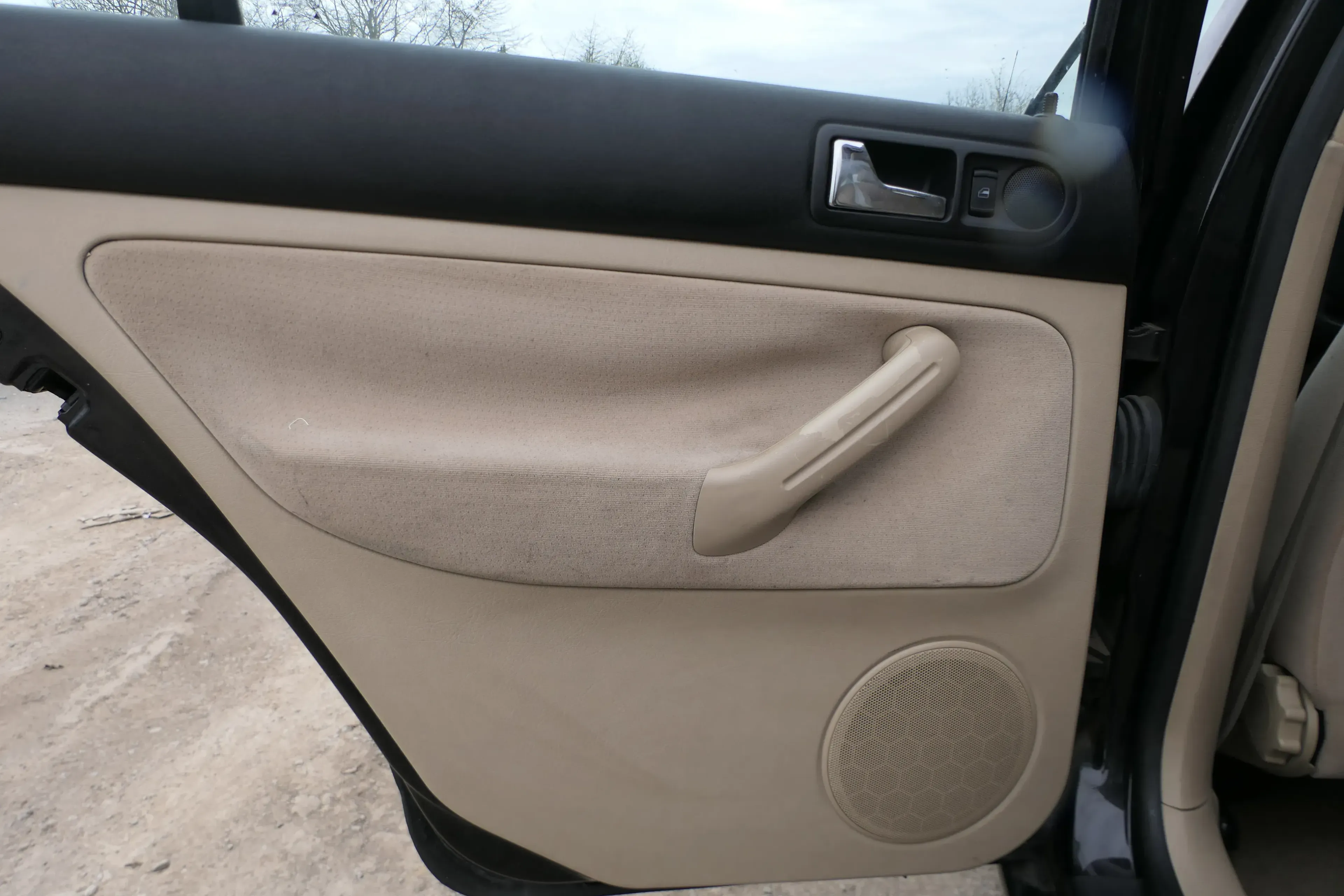 1x VW Golf 4 1J Kombi Türverkleidung Verkleidung Tür hinten links hellbeige Grif - Bild 1