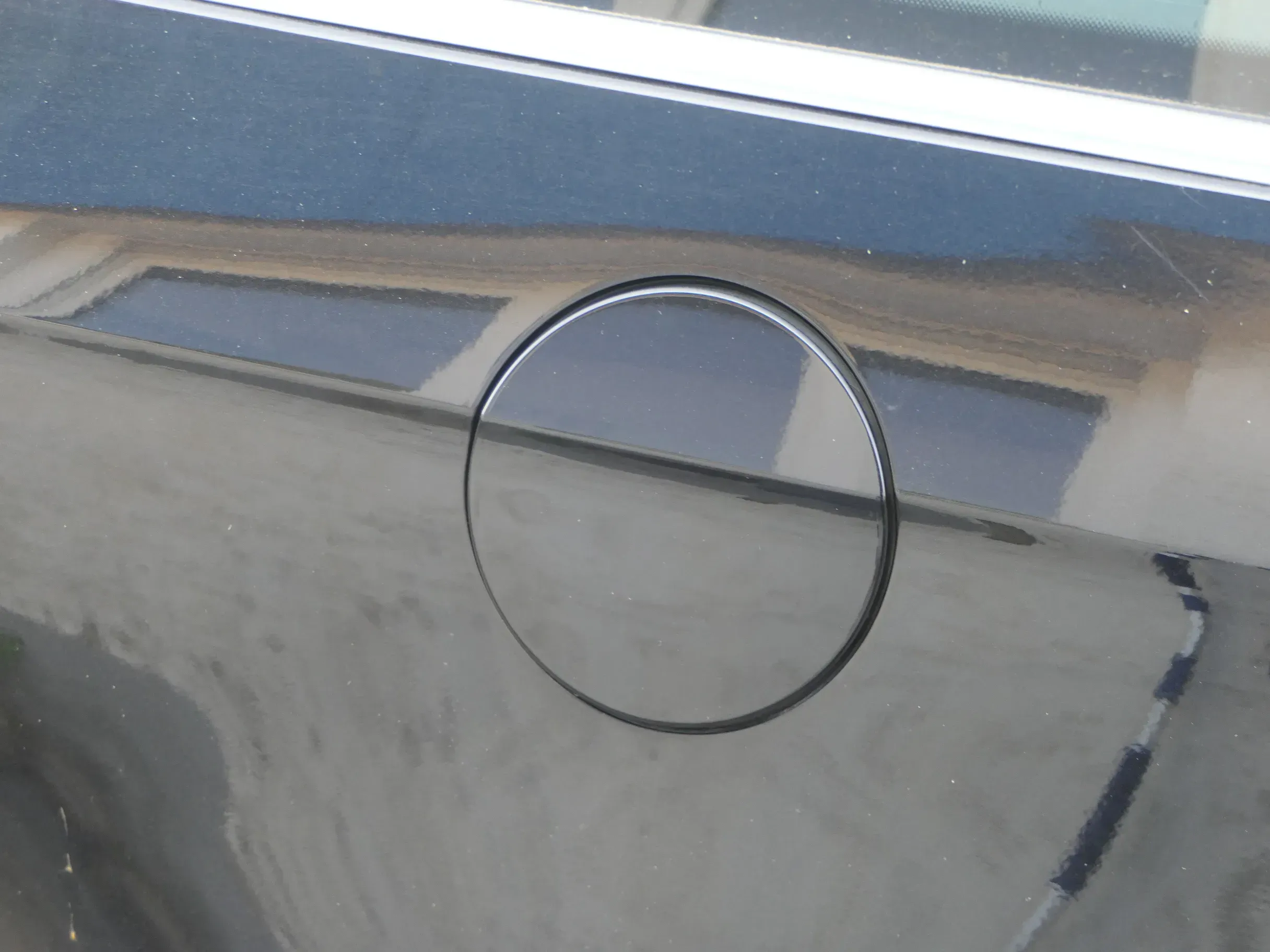 VW Passat 3C Kombi Tankdeckel Klappe Tankklappe Deckel Tank schwarz LC9X - Bild 1
