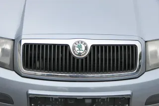 Skoda Fabia 6Y Zeichen Kühlergrill Grill Gitter 6Y0853668B grau LF7U Logo - Bild 1
