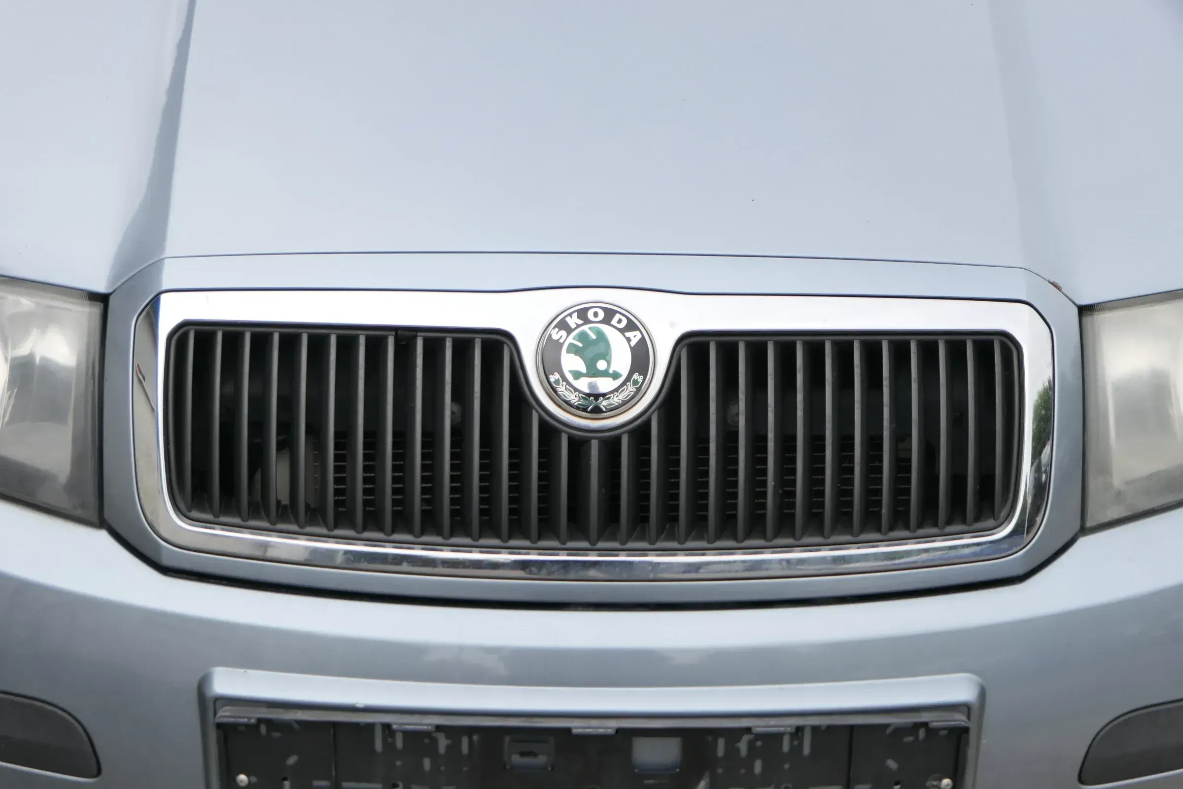 Skoda Fabia 6Y Zeichen Kühlergrill Grill Gitter 6Y0853668B grau LF7U Logo - Bild 1