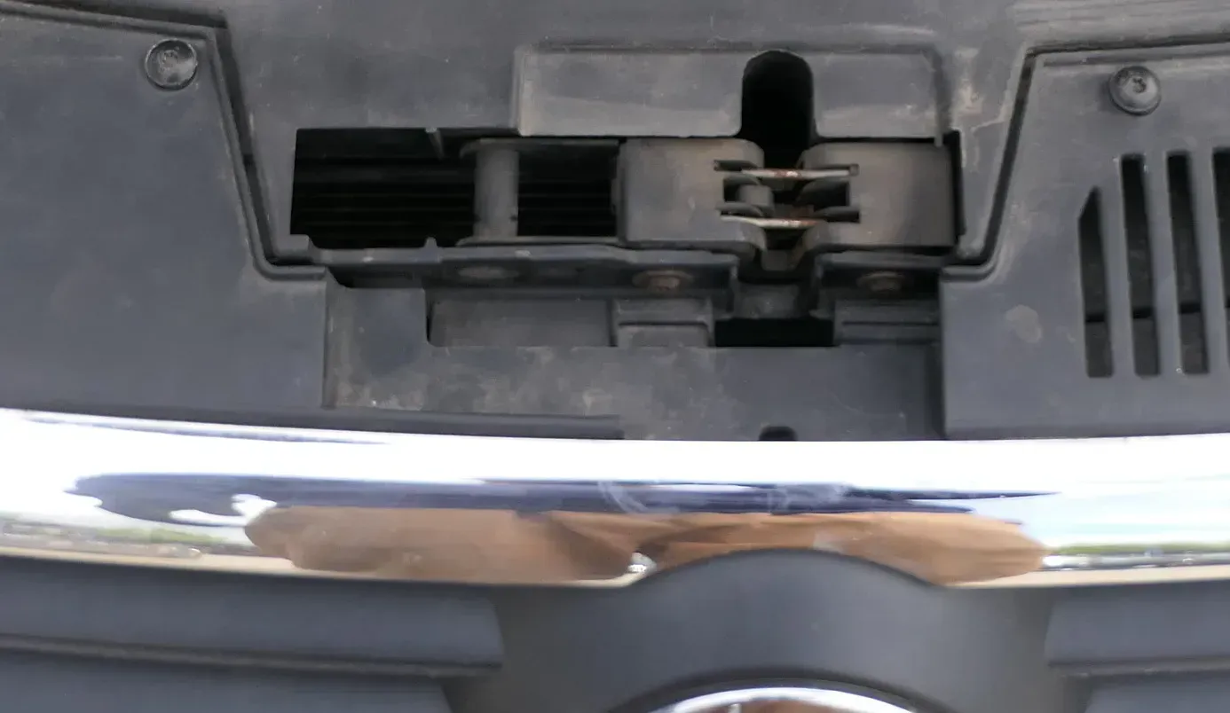 Passat 3C B6 Motorhaube Motorhaubenschloß Schloß Klappenschloß vorn 3C1823509D - Bild 1