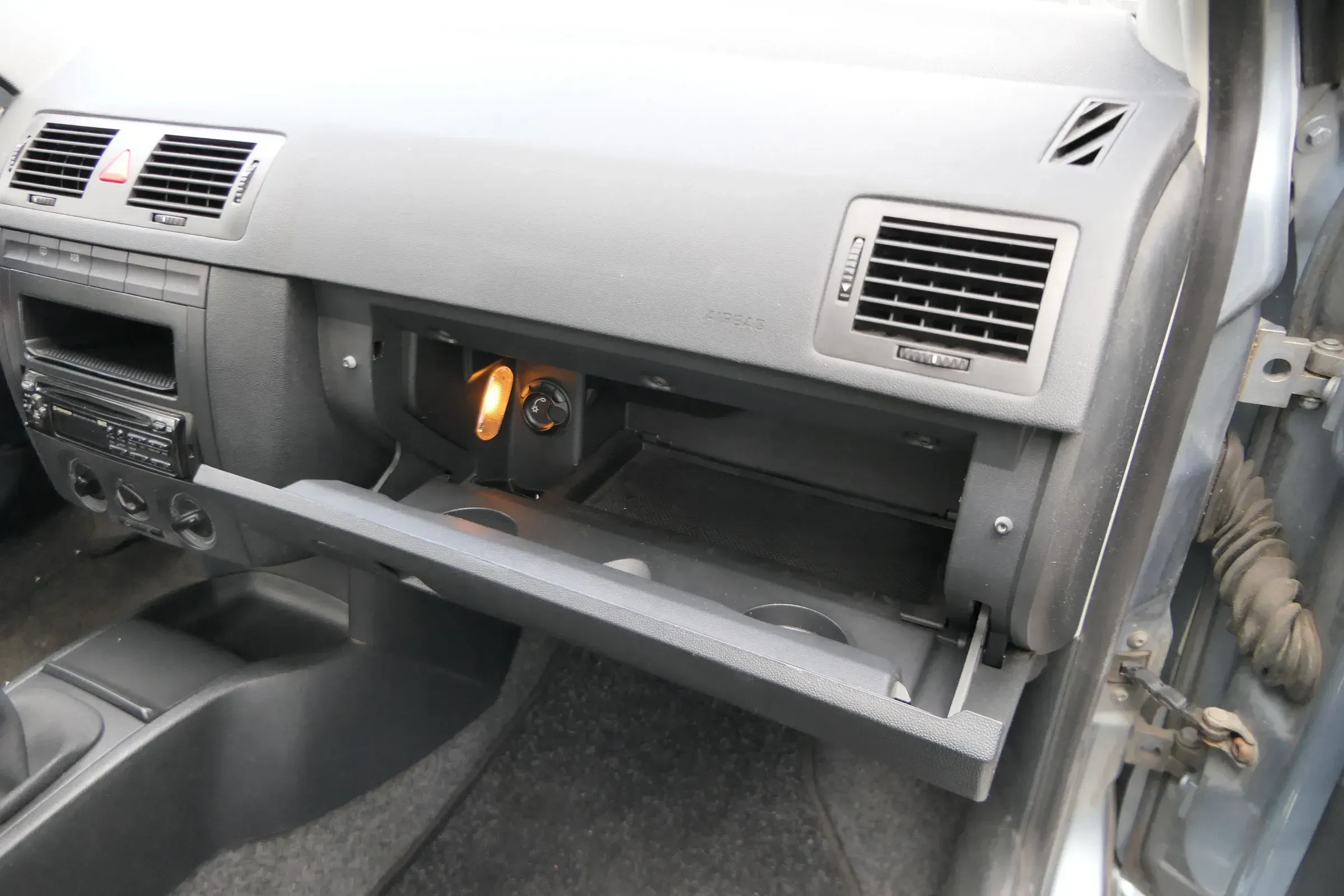 Skoda Fabia 6Y Deckel Klappe für Handschuhfach Handschuhfachdeckel -Kratzer - Bild 1