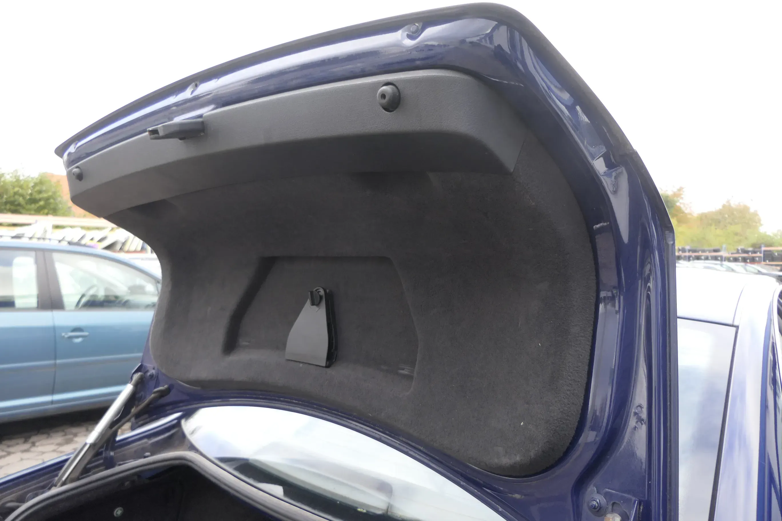 VW Passat 3B 3BG Limousine Abdeckung Verkleidung hinten Heckklappe - Bild 1