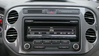 VW Golf 5 V Plus 6 VI Touran Caddy CD Radio RCD 300 5M0057186J mit Code - Bild 1