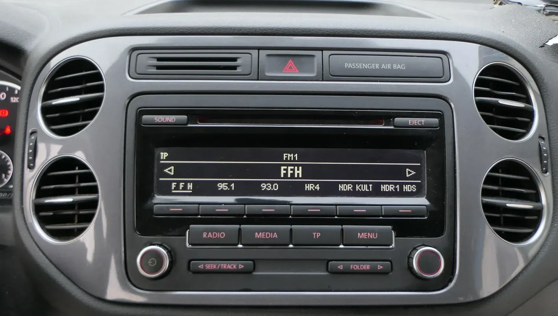 VW Golf 5 V Plus 6 VI Touran Caddy CD Radio RCD 300 5M0057186J mit Code - Bild 1