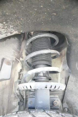 1x VW Polo 6R 6J Federbein Stoßdämpfer Feder vorne Federn Benziner 6R0413031C - Bild 2