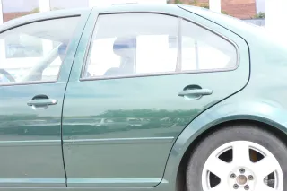 VW Bora Tür hinten links nur Limousine grün LC6M 1J5833055F - Bild 1