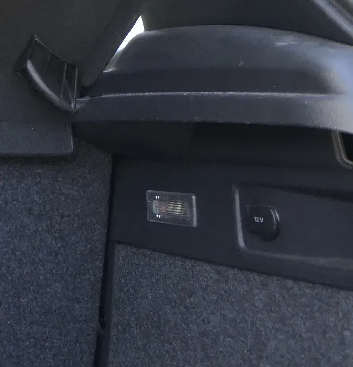 VW Scirocco 3 Kombi Abdeckung Verkleidung Kofferraum hinten rechts Auflage - Bild 1