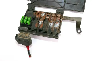 VW Bora Golf 4 Sicherungskasten Sicherungsdose Abdeckung Batterie 3-Fach - Bild 2