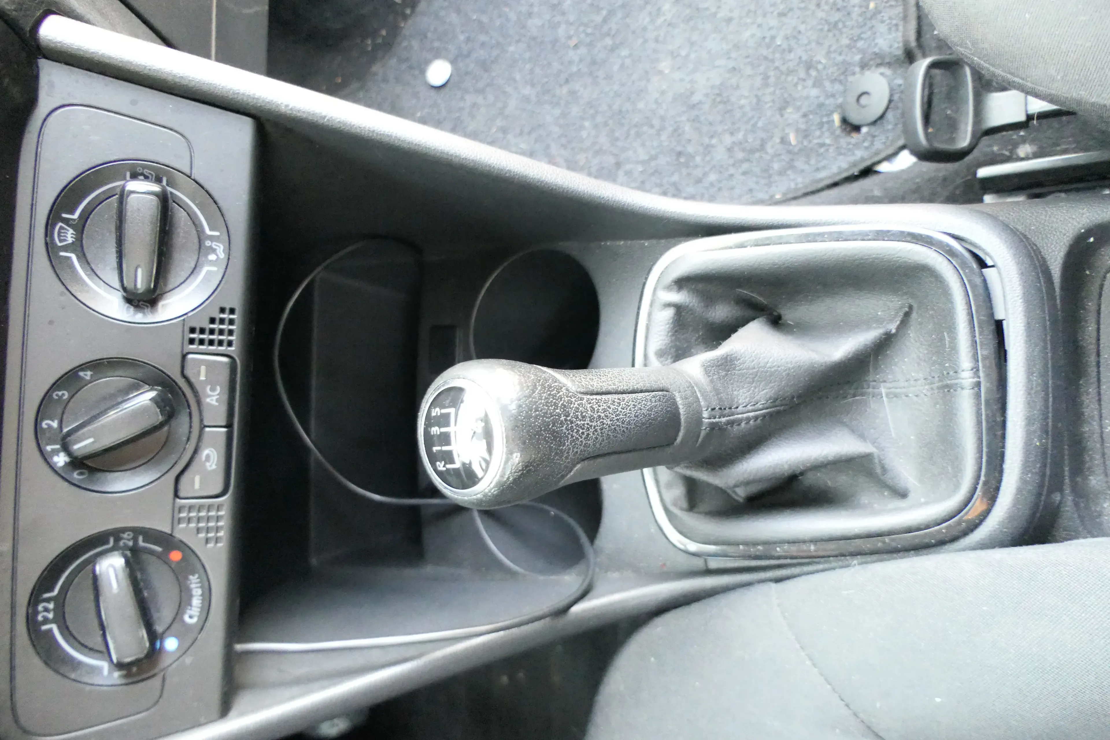 VW Polo 6R 6C Schaltknauf Schaltsack Schaltung Schaltknüppel Leder schwarz - Bild 1