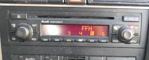 Audi A4 8E B6 Radio CD Player Original concert 8E0057186 + Code
