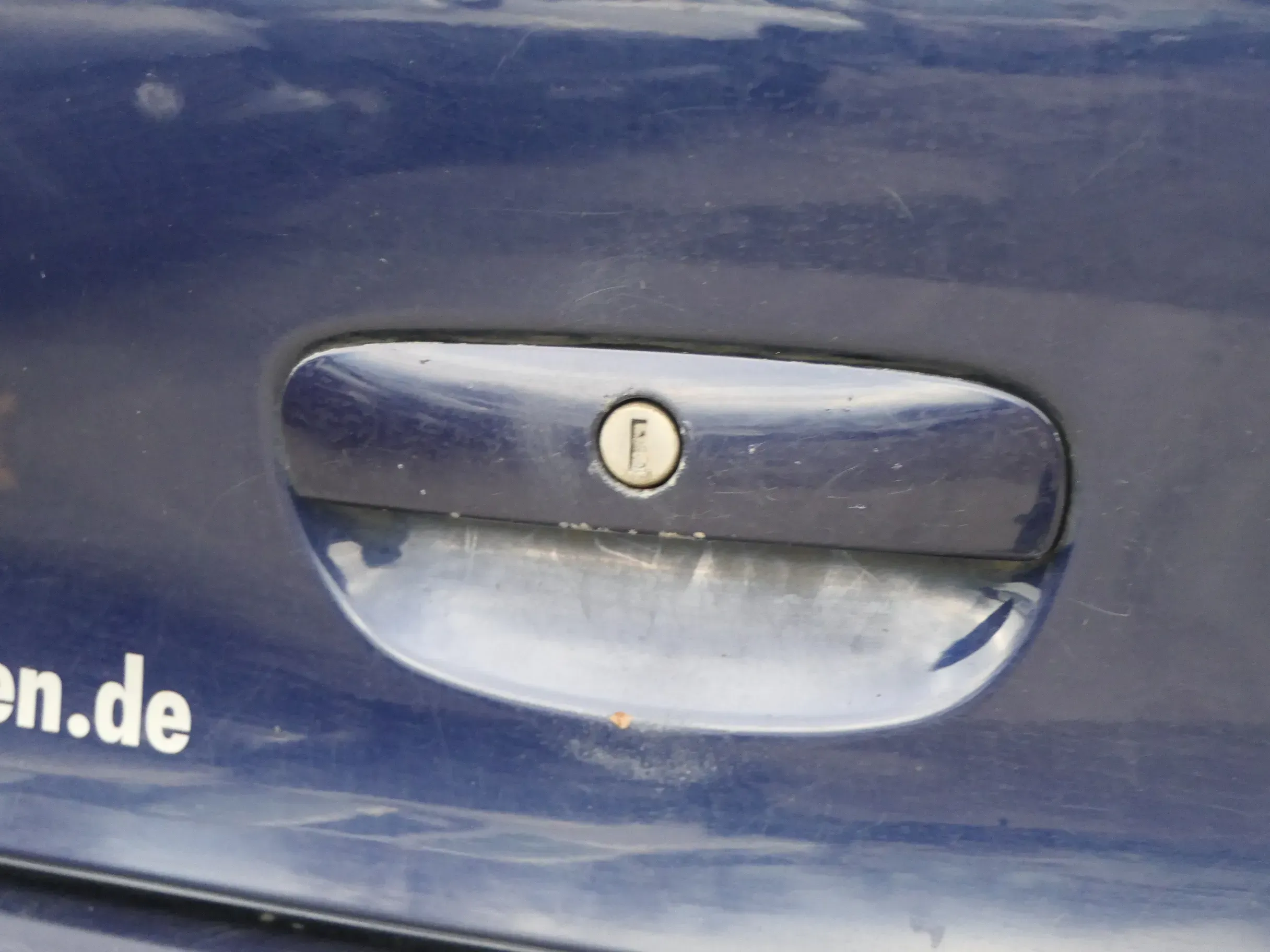 VW Polo 9N 9N3 Griff Heckkklappe Heckklappengriff blau LB5N - Bild 1