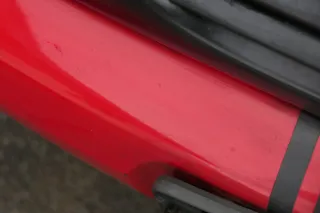 VW Polo 6N Stoßstange vorne 2-geteilte Frontstoßstange rot LP3G Stoßfänger - Bild 5
