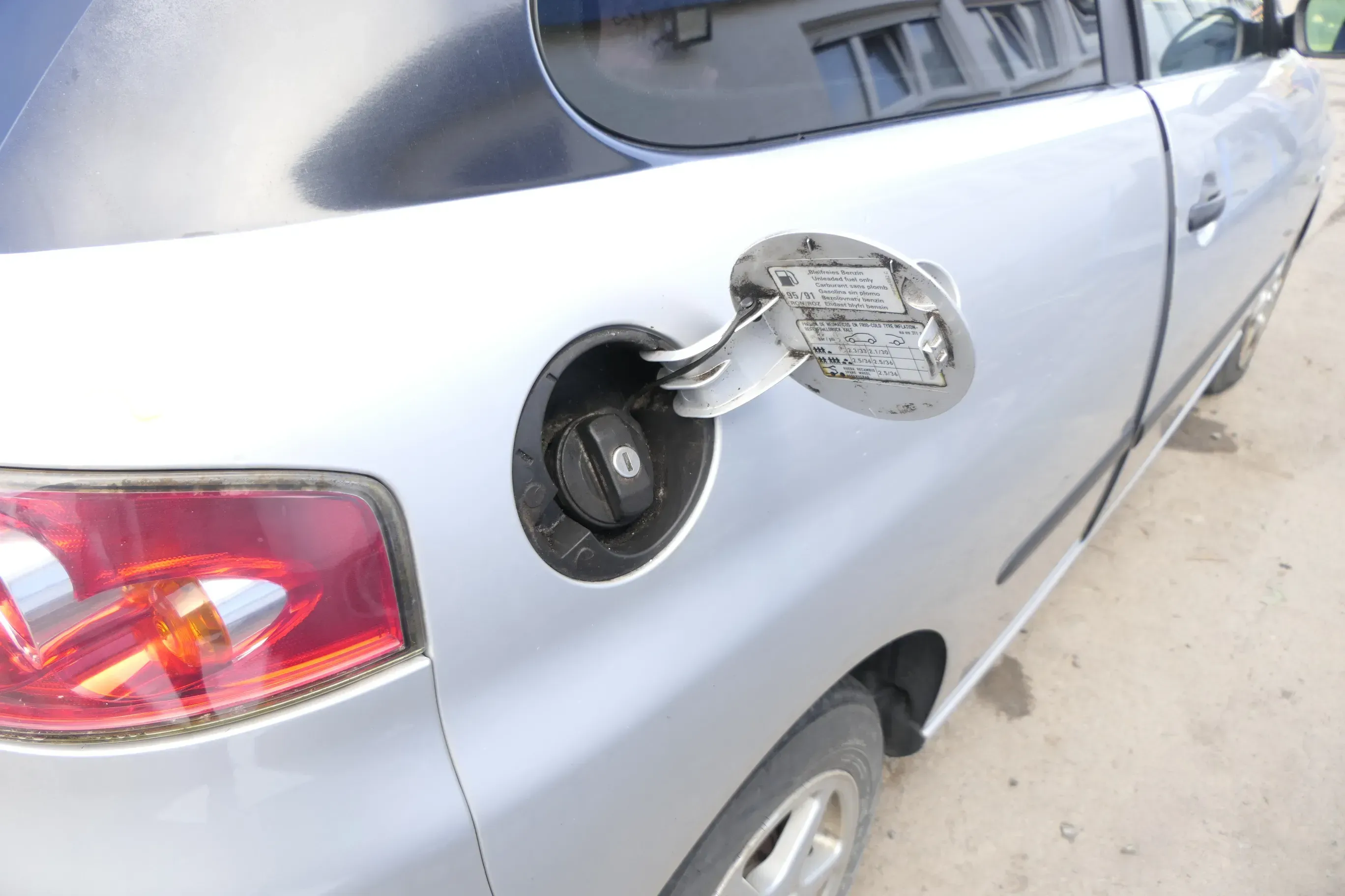 Seat Ibiza 6L Tankdeckel Deckel Tank Tankverschluß silber grau LS7N - Bild 1