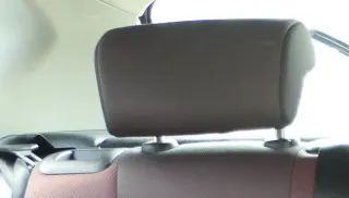 1x Seat Leon 1P Sitz hinten links / rechts Kopfstütze Kopfstützen rot /schwarz - Bild 1