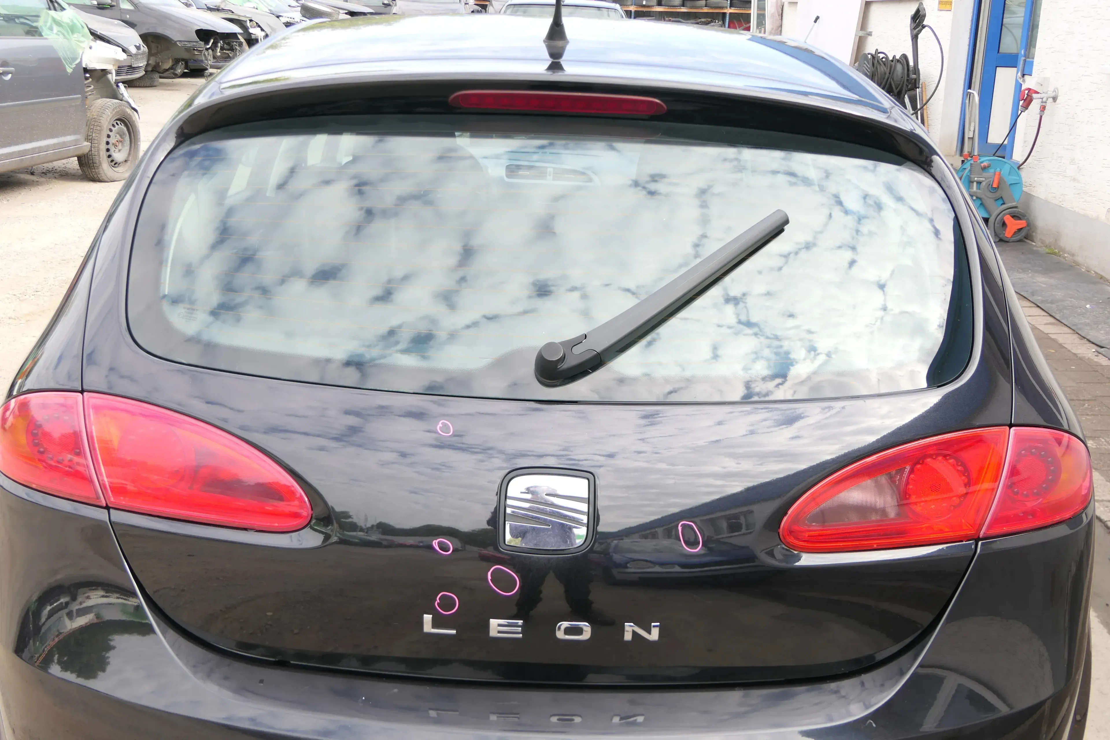 Seat Leon 1P Heckklappe Klappe hinten Kofferraumklappe schwarz LC9Z + Scheibe - Bild 1