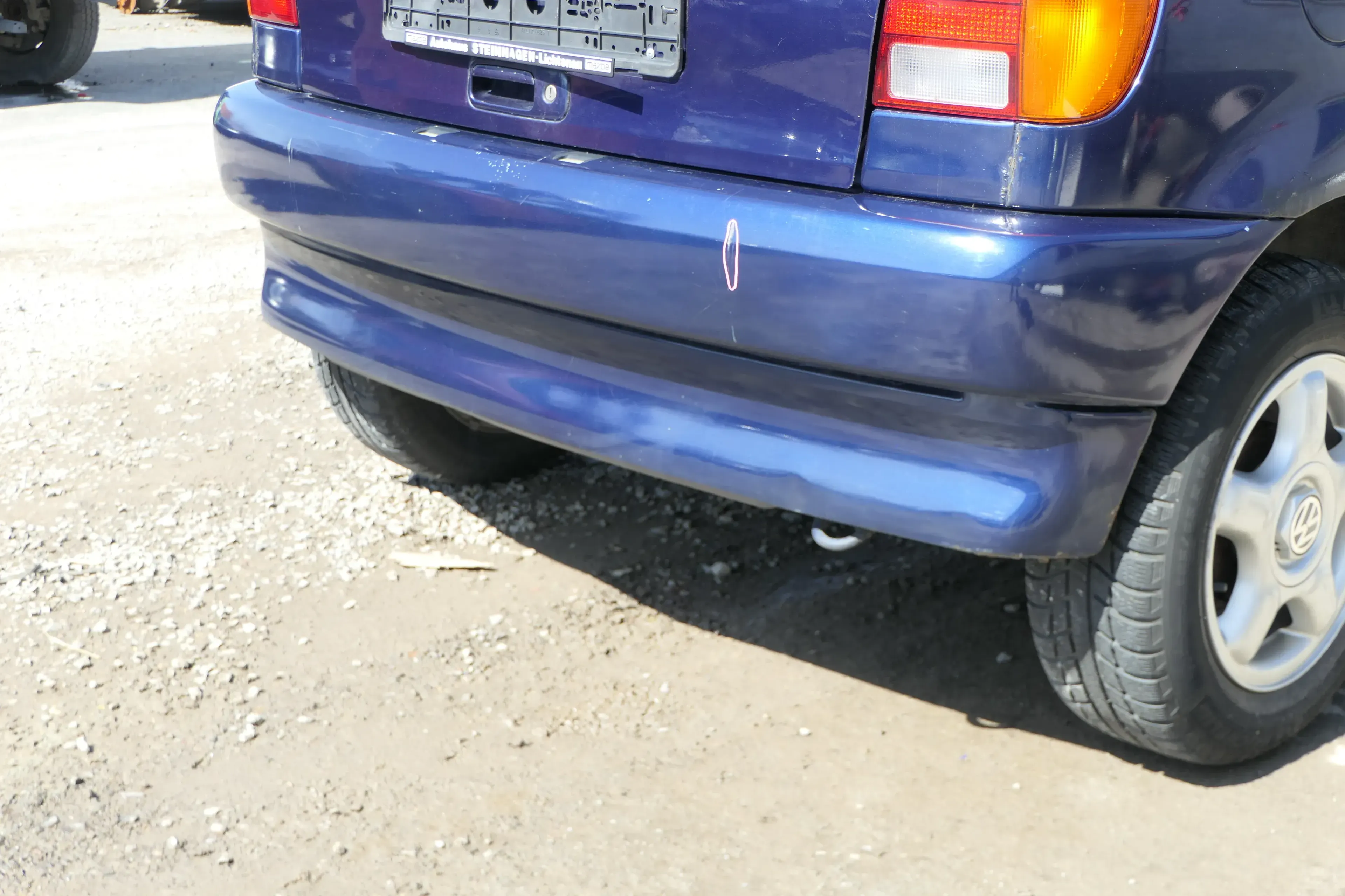 VW Polo 6N Stoßstange hinten nur Oberteil  2-geteilte Heckstoßstange blau LB5N - Bild 1