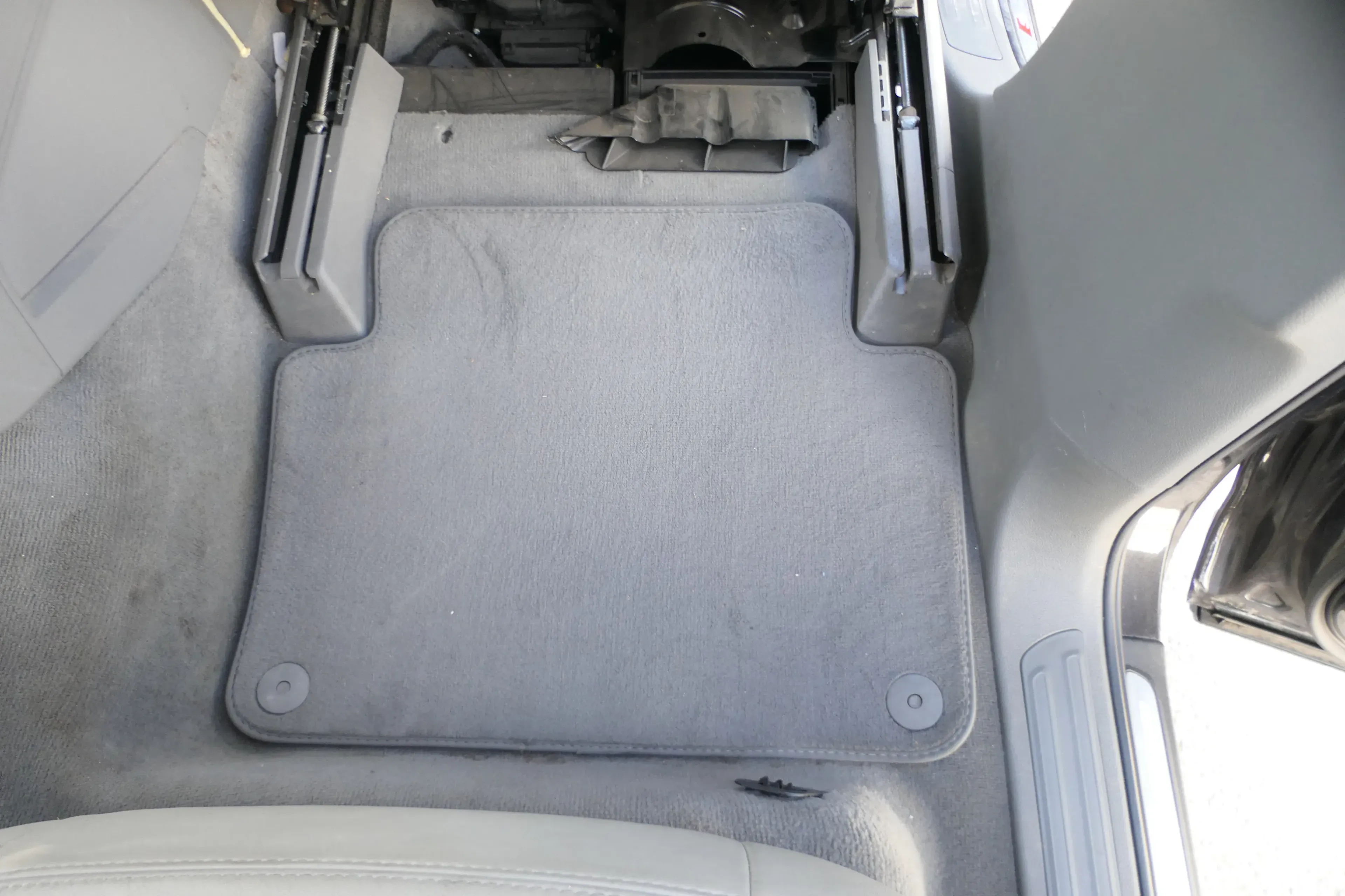 2x Original Audi Q7 4L Fußmatten Fußmatte hinten links und rechts grau Achatgrau - Bild 1