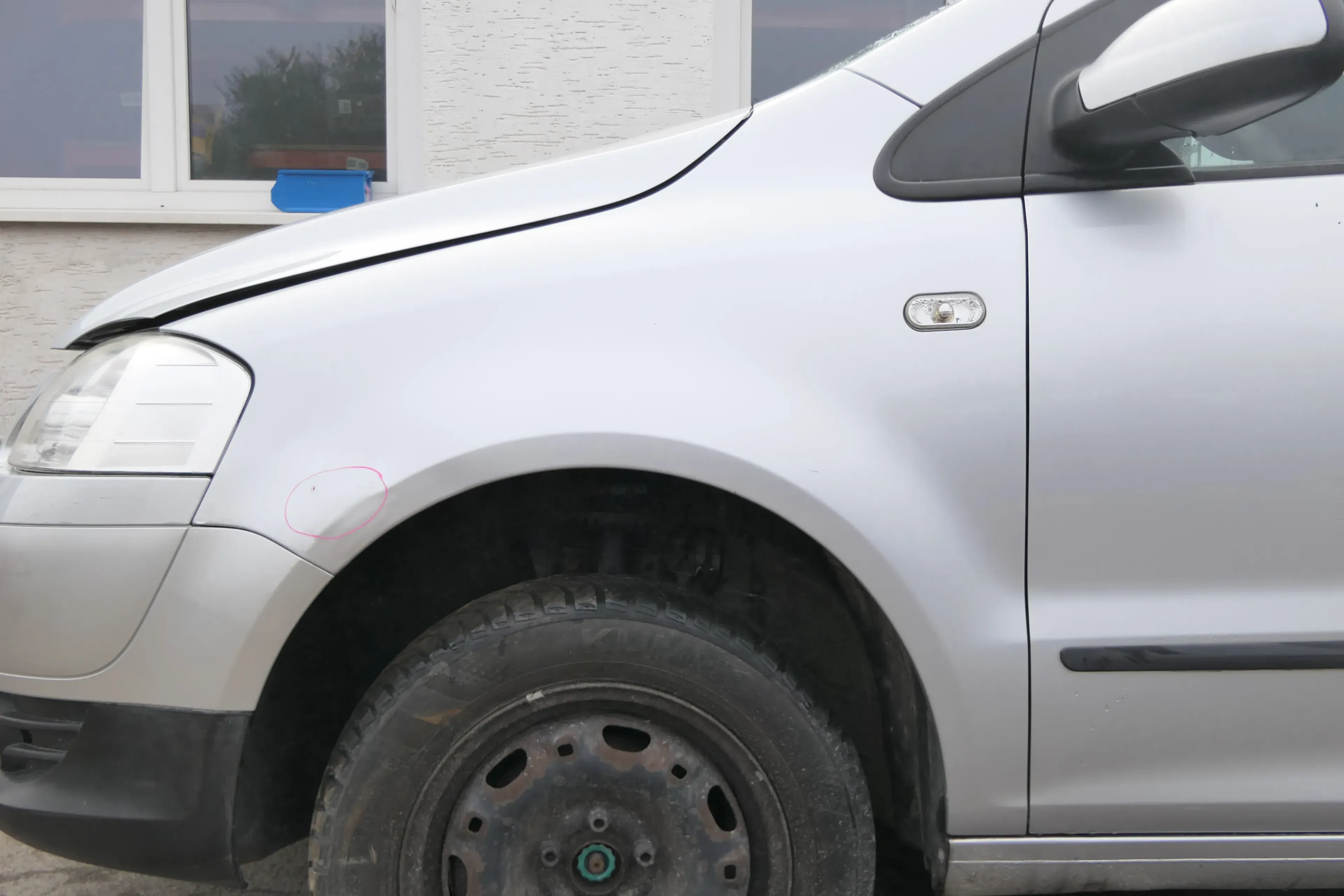 VW Fox Kotflügel vorne links silber LA7W grau - Bild 1