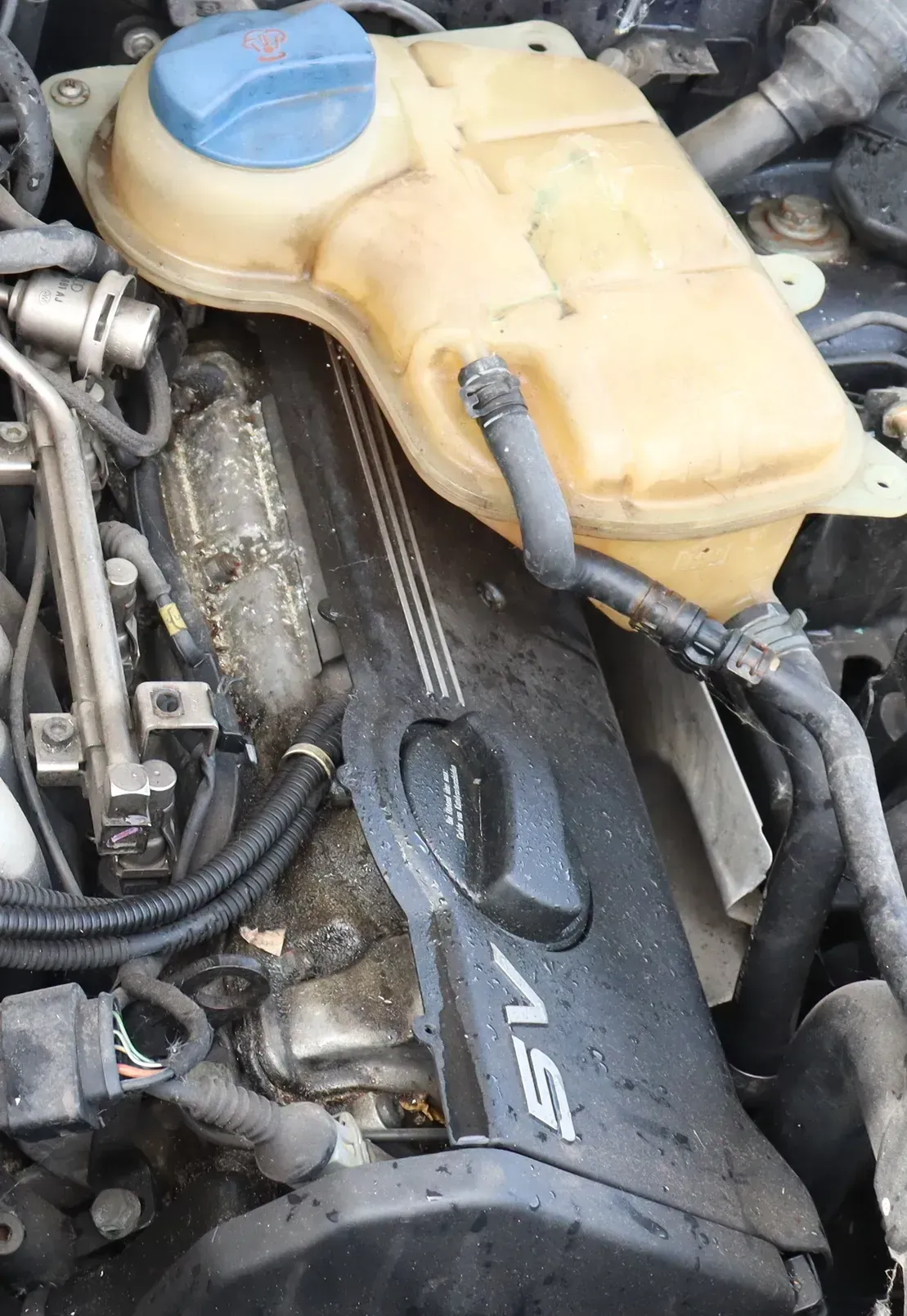 Audi A6 4B A4 Motor Zylinderkopf mit Nockenwelle + Ventile AGG AJG links 2,4 V6 - Bild 1