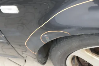 Audi A6 4B Kotflügel vorne rechts schwarz LZ9W (bis ca.Mitte 2001 passend  Delle - Bild 7