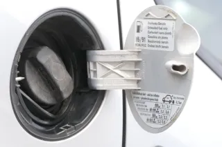 VW Polo 6N2 6N Tankdeckel Deckel Tank Tankverschluß silber LB7Z Tankklappe - Bild 2