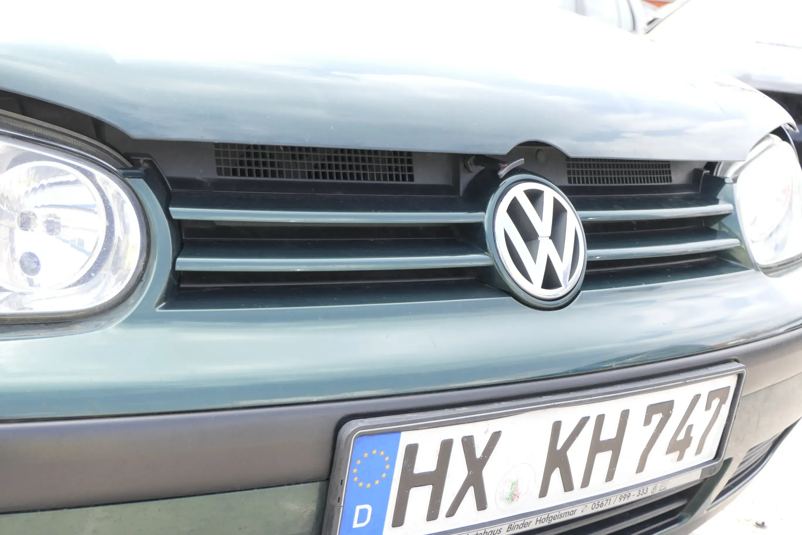 VW Golf 4 Grill Kühlergrill mit VW Zeichen Logo grün LC6M - Bild 1