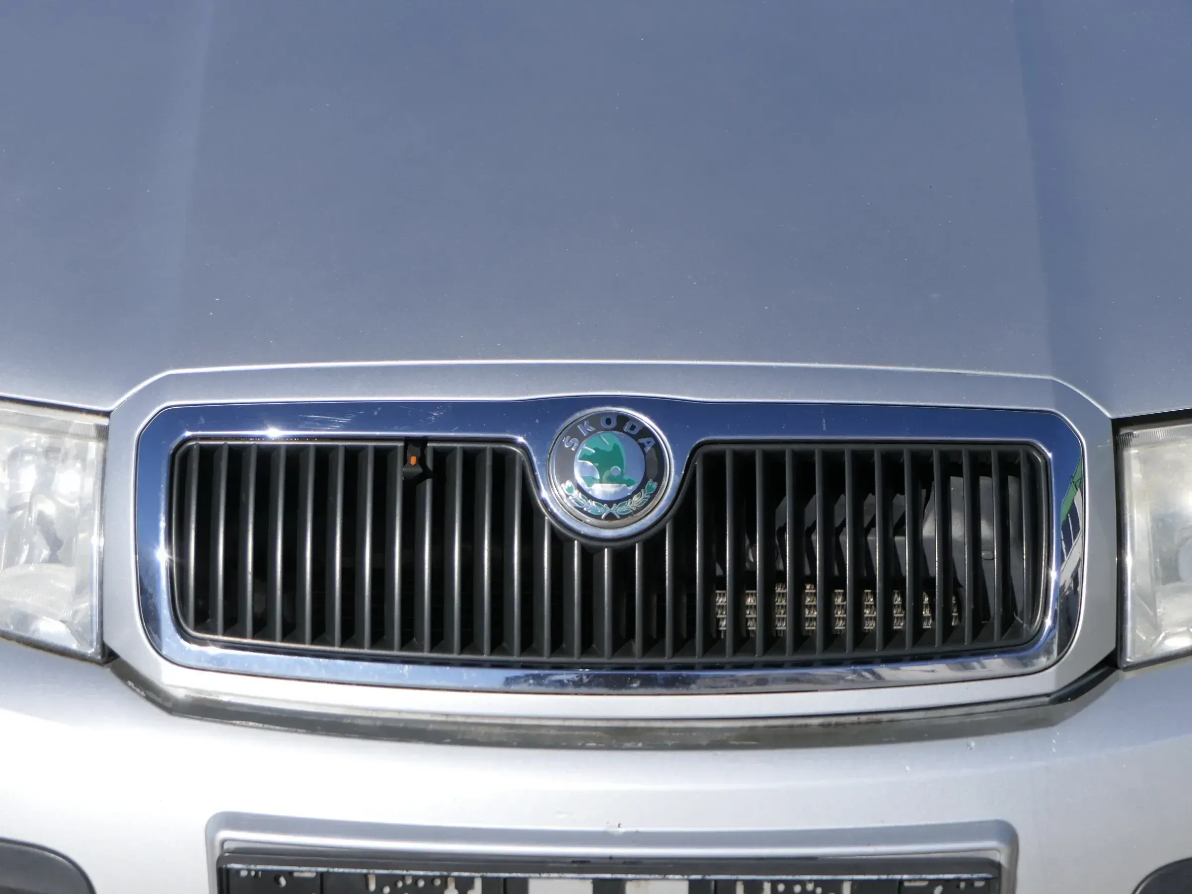 Skoda Fabia 6Y Zeichen Kühlergrill Grill Gitter 6Y0853668B silber grau LF7T Logo - Bild 1