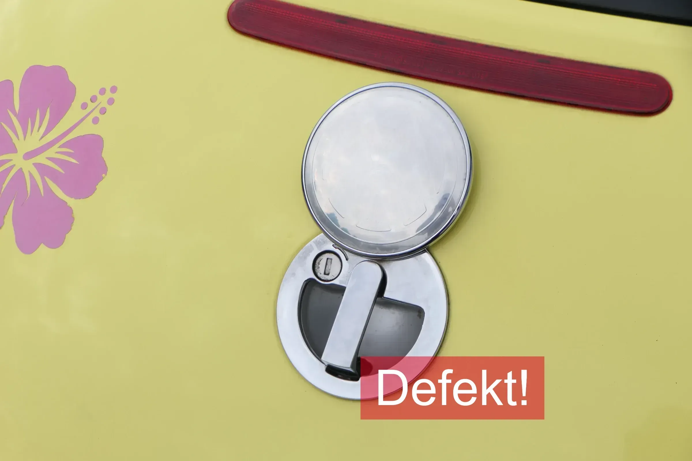 VW New Beetle 9C 1C Griff Heckklappe Heckklappengriff Öffner Schloß Emblem DEFEK - Bild 1