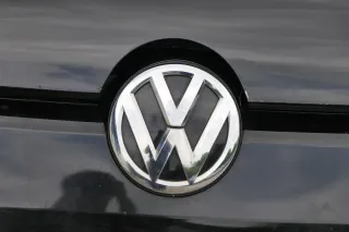 VW Up 1S NUR Logo Emblem im Kühlergrill Grill Chrom 1S6853601B vorne - Bild 1