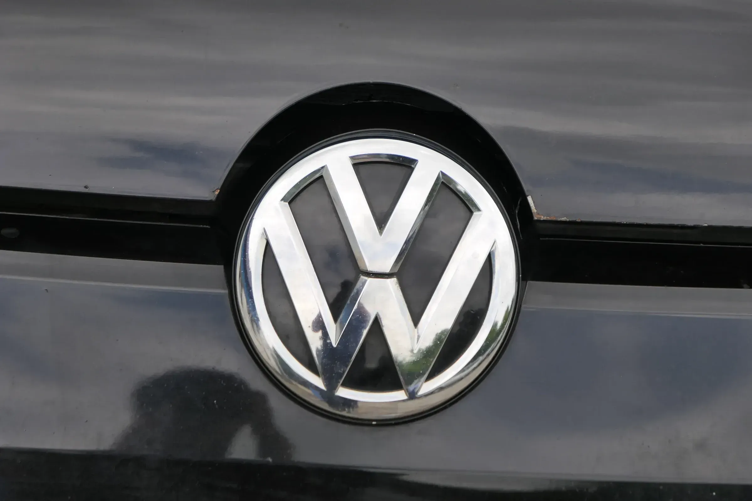 VW Up 1S NUR Logo Emblem im Kühlergrill Grill Chrom 1S6853601B vorne - Bild 1