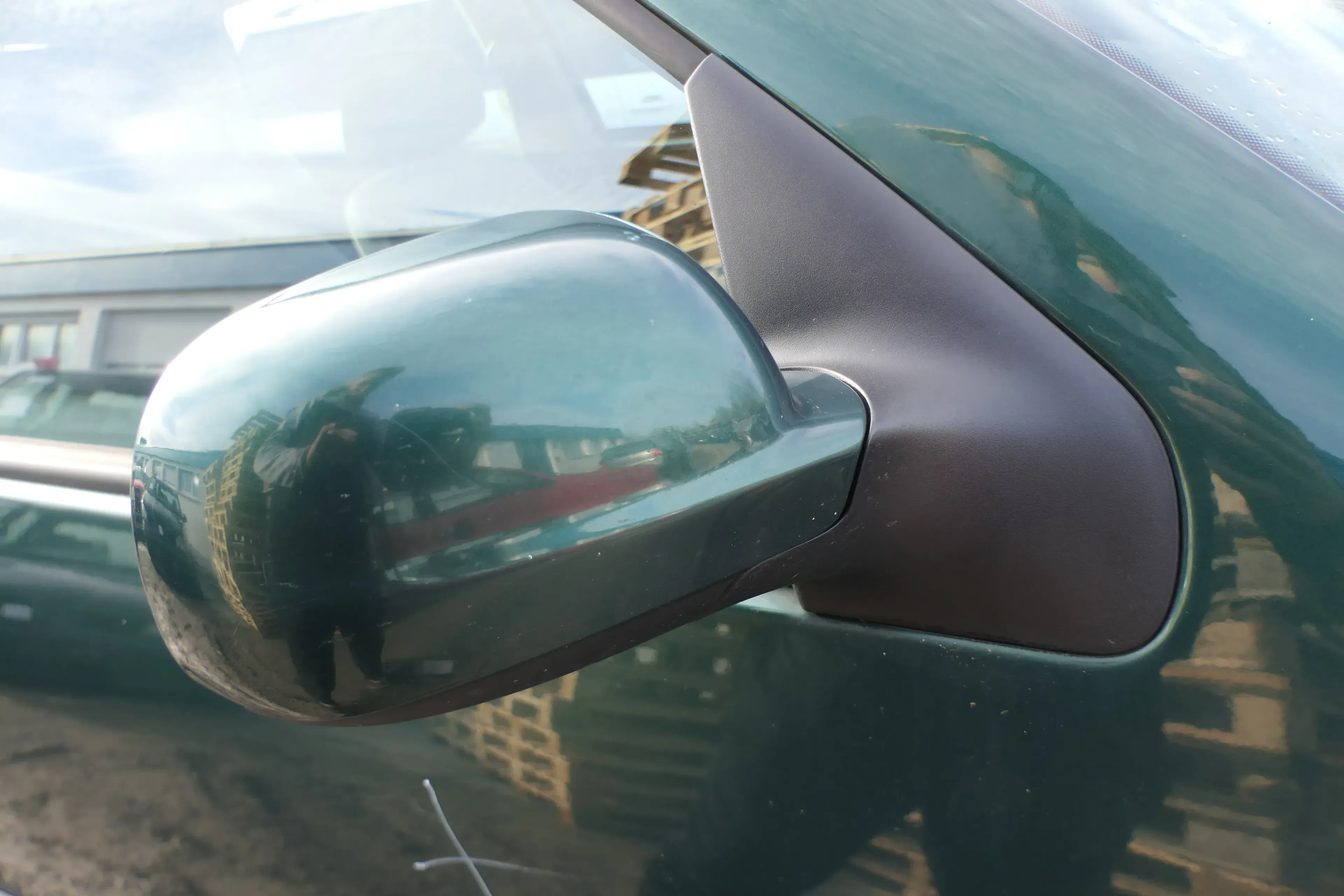 VW Golf 4 Bora manueller Spiegel vorne rechts Außenspiegel grün LC6M - Bild 1