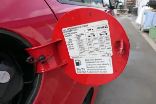 Skoda Fabia 6Y2 Limousine Tankdeckel Deckel Tank rot LF3K Schrägheck - Bild 2