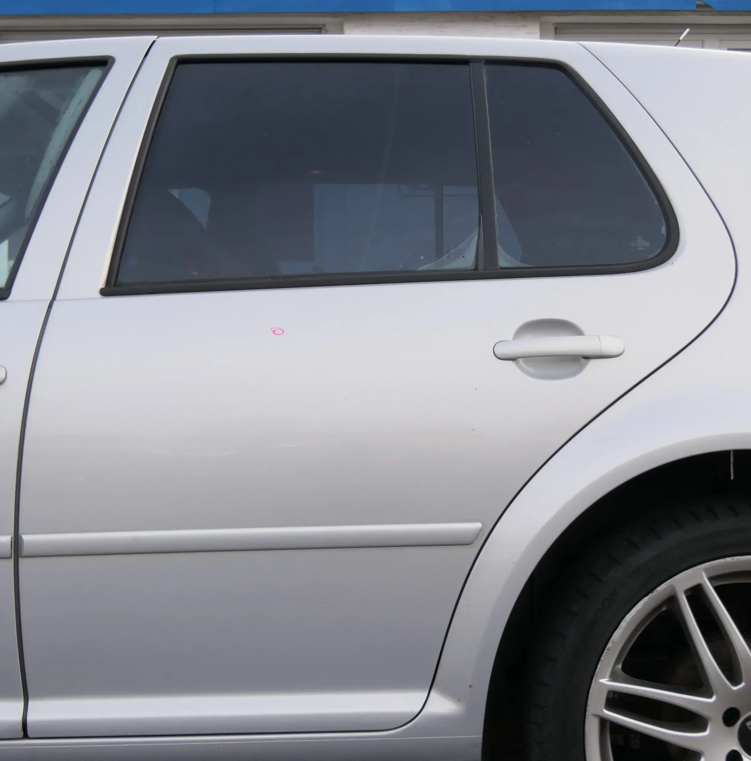 VW Golf 4 Limousine Tür hinten links silber grau LB7Z (KEINkombi) - Bild 1