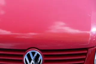 VW Polo 6N2 VW Zeichen Kühlergrill Grill rot LP3G - Bild 2