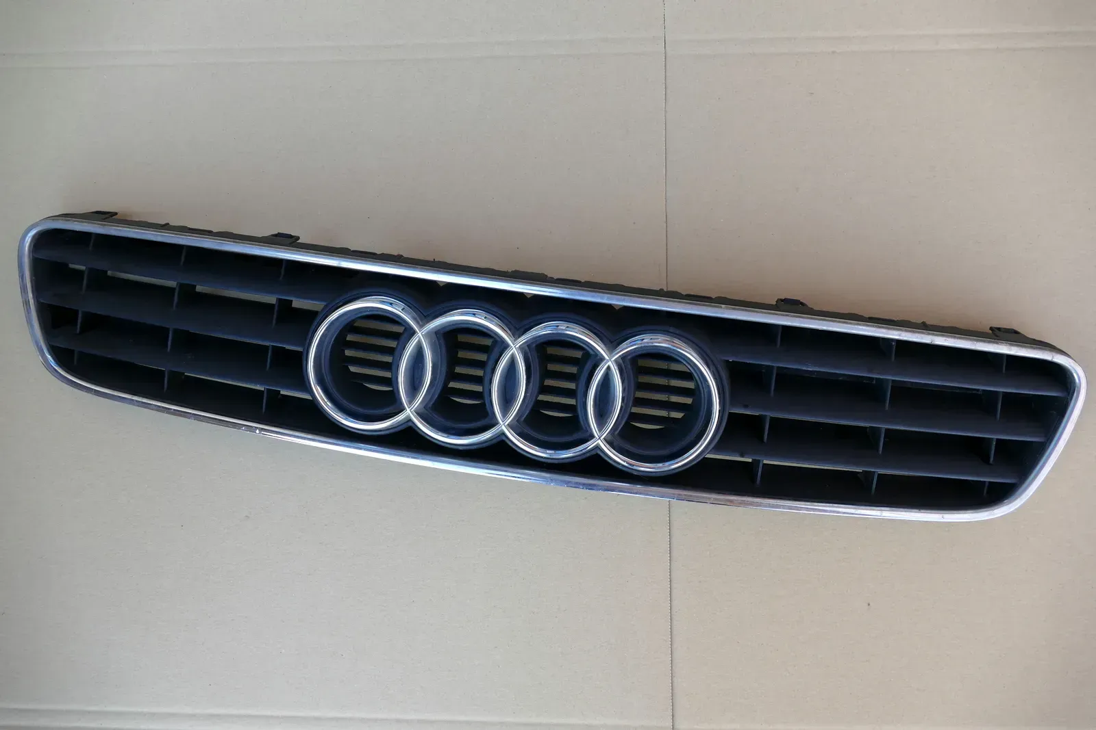 Audi A3 8L bis ca. Mitte 1999 Kühlergrill Grill 8L0807683 8L0 807 683 - Bild 1