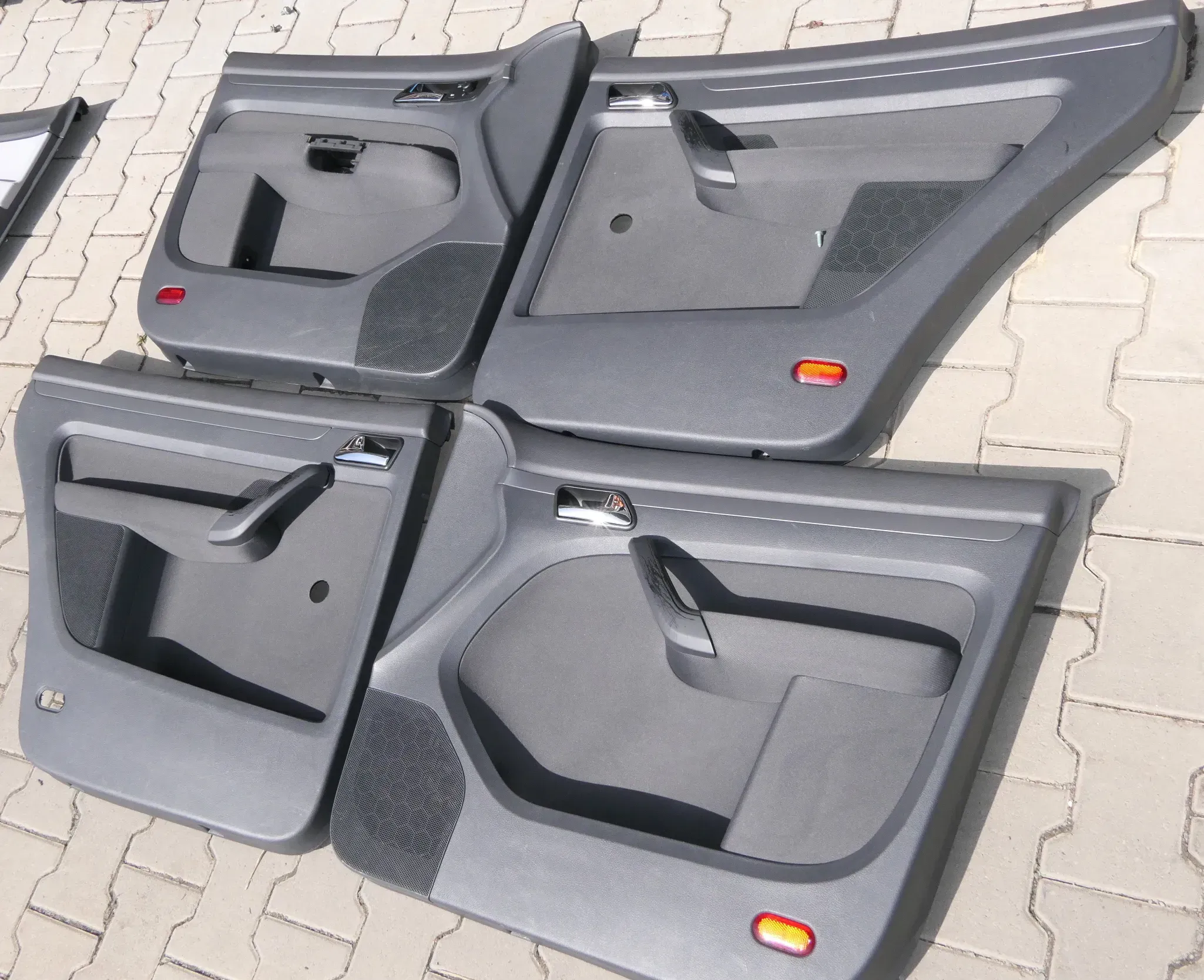 VW Touran 4x Türverkleidung Verkleidung Tür vorne +hinten links rechts dunkel - Bild 1