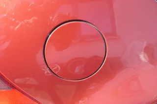 VW Golf 4 Limousine Tankdeckel Deckel Tank Tankverschluß rot braun LC3K - Bild 2