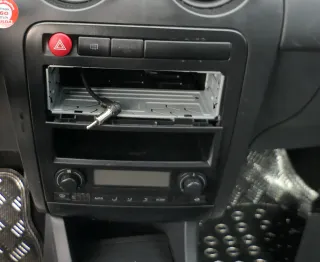 Seat Ibiza 6L Mittelkonsole Verkleidung um Radio Blende 6L1858071K schwarz - Bild 3