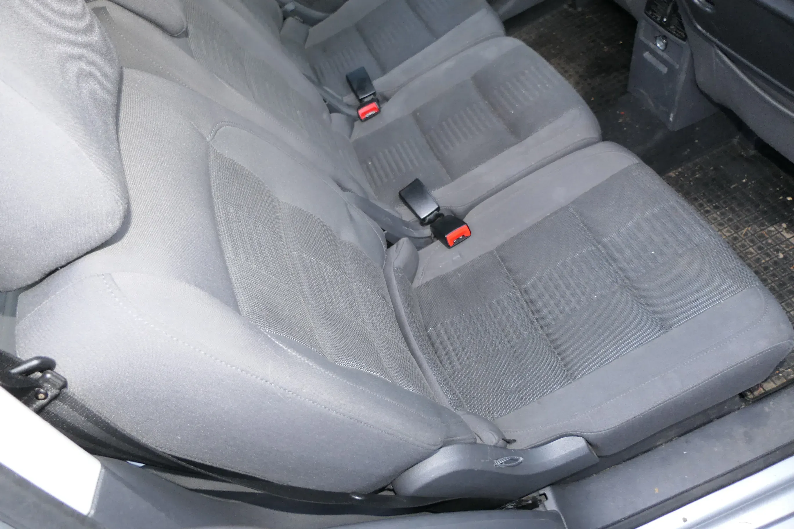 VW Touran Sitz hinten rechts (hinterm Beifahrersitz) Rücksitz anthrazit - 109103 - Bild 1
