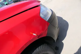VW Fox 5Z Kotflügel vorne rechts rot LY3D - Delle - Bild 3