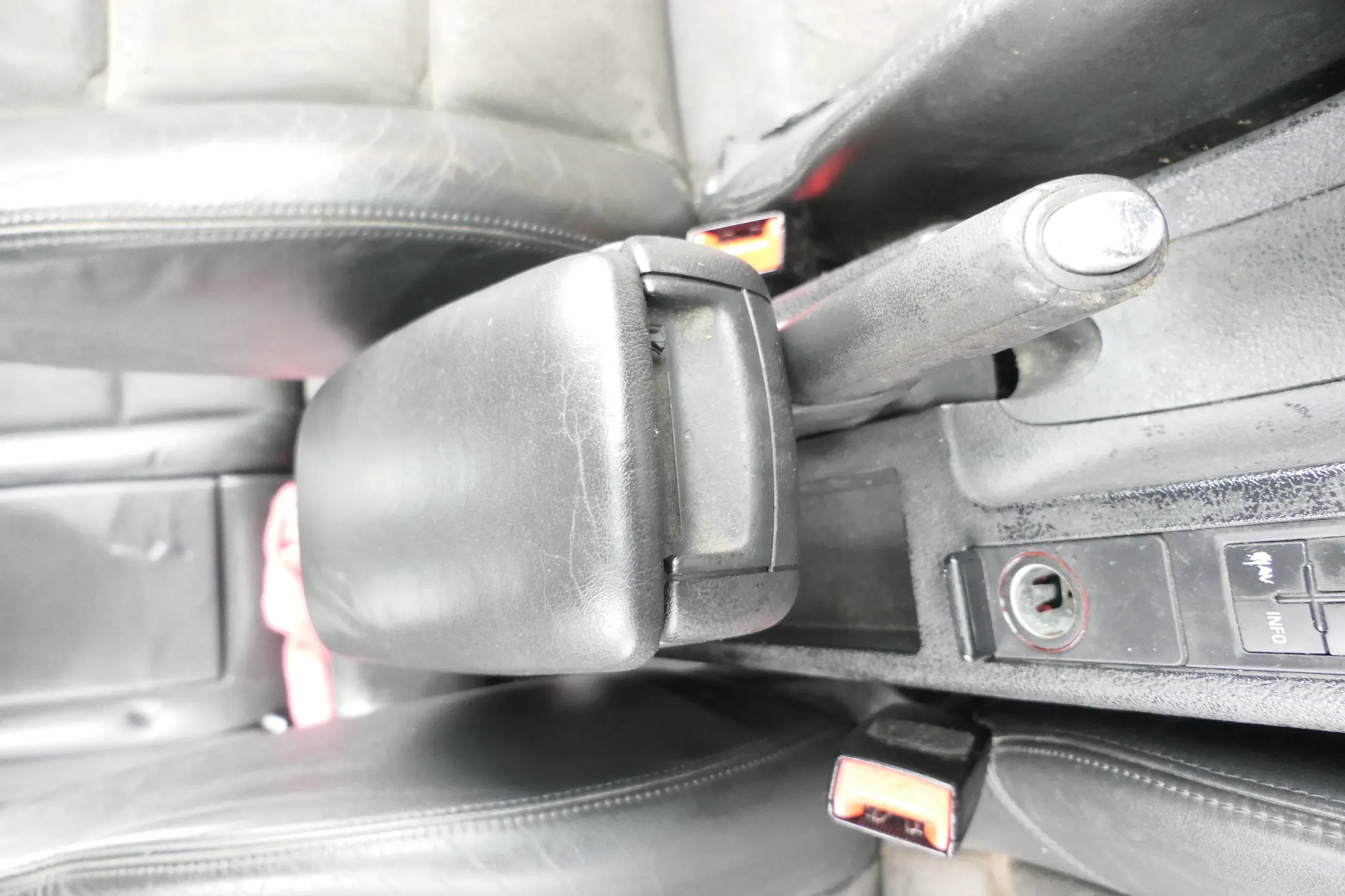 Audi A4 B7 8E Mittelarmlehne Armlehne original Leder soul schwarz - Griff defekt - Bild 1