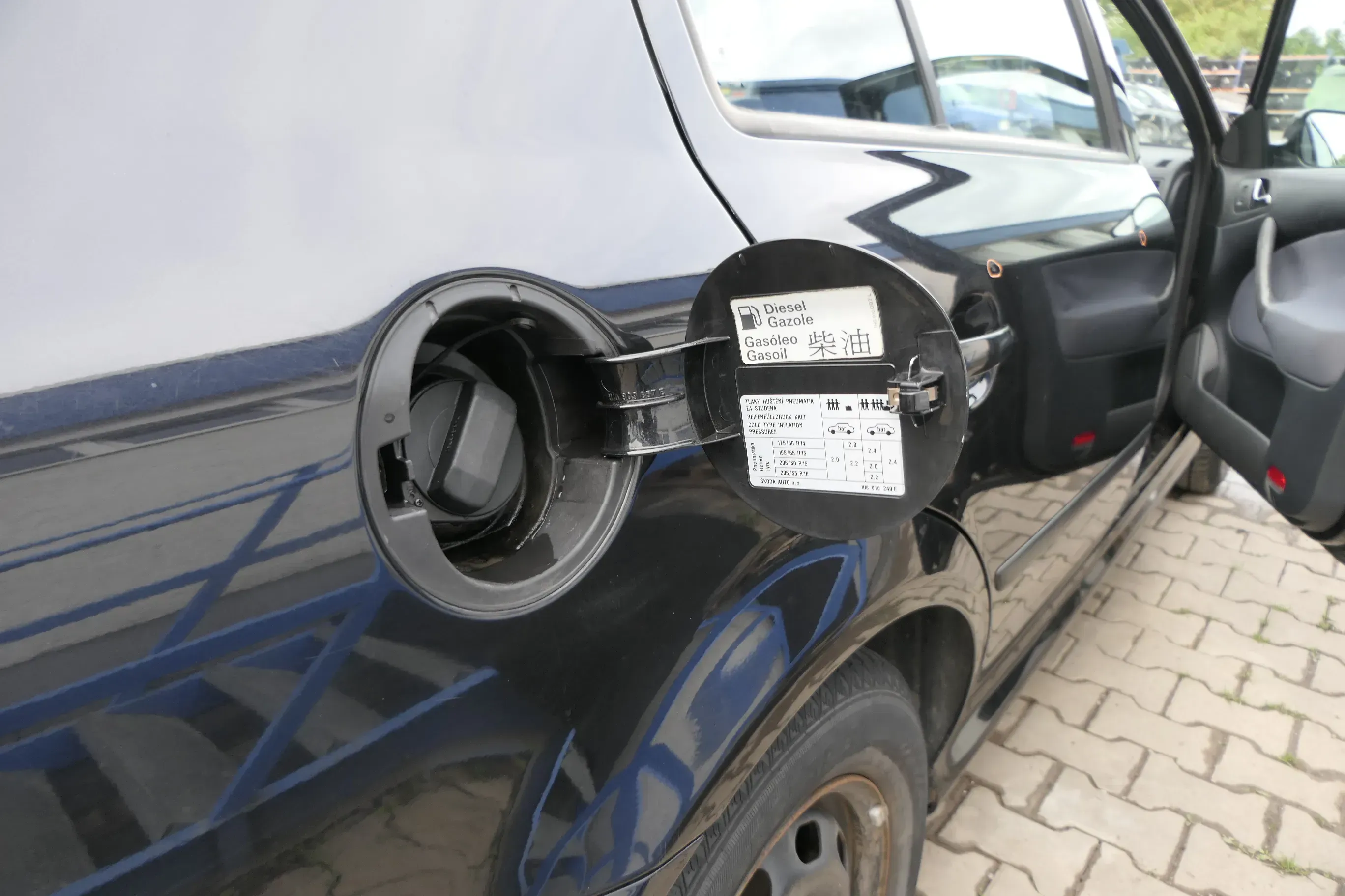 Skoda Octavia 1U Limousine Tankdeckel Deckel Tank Tankverschluß schwarz LF9R - Bild 1