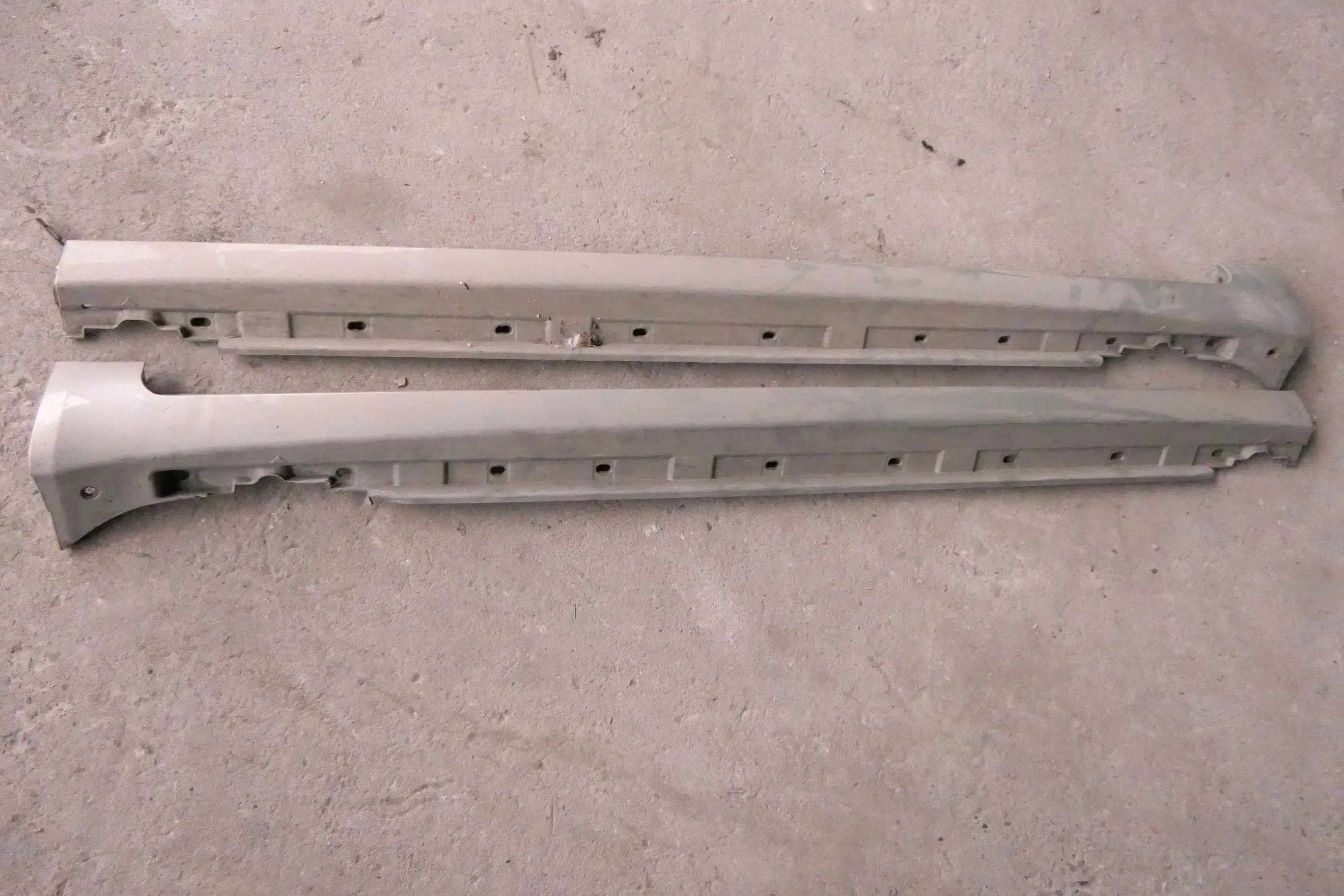 Audi A4 8E B6 B7 Blende Holm rechts unten Schweller Verkleidung LY1X gelb besch - Bild 1