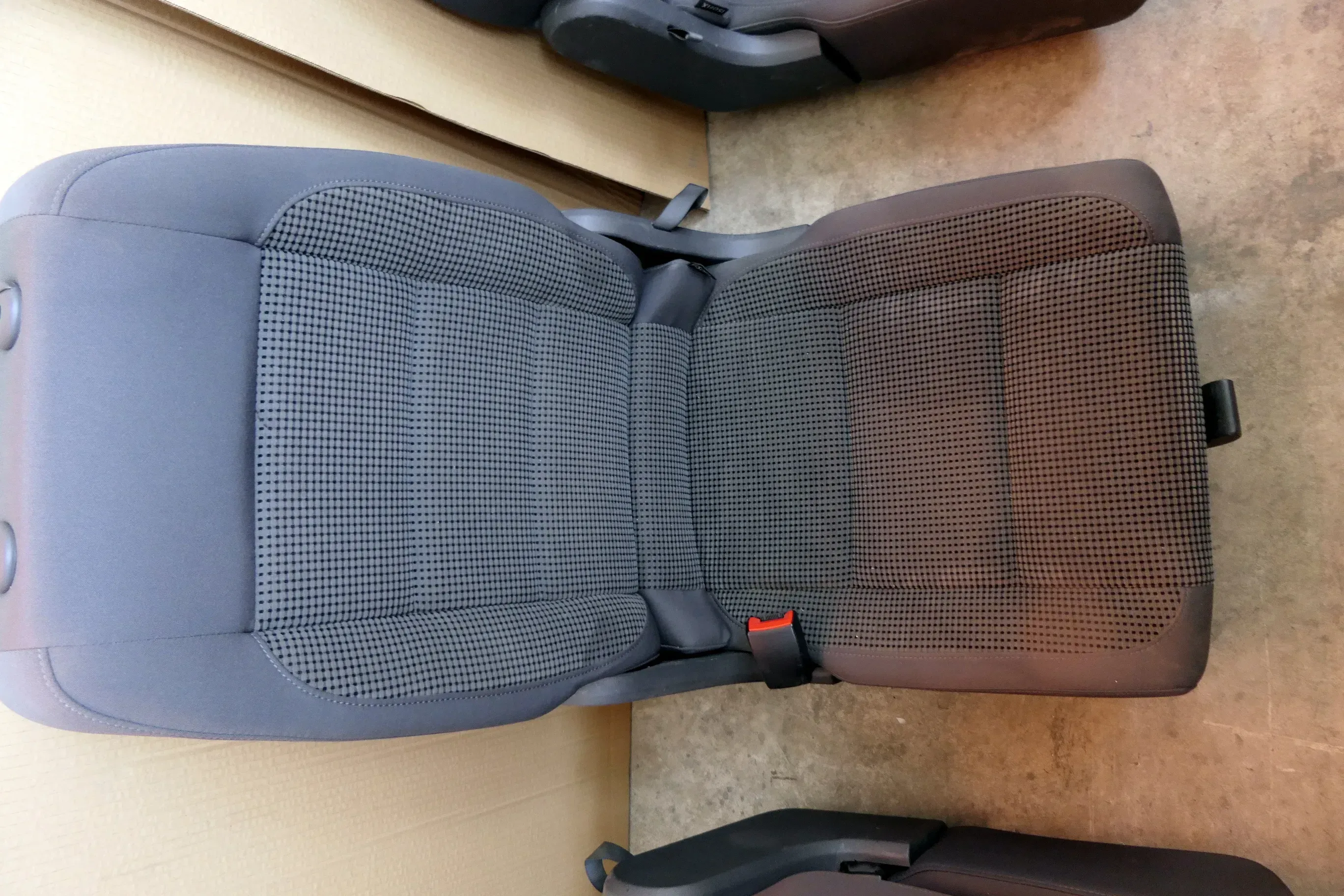 VW Touran Sitz hinten links anthrazit (hinterm Fahrersitz) Rücksitz - 116061 - Bild 1