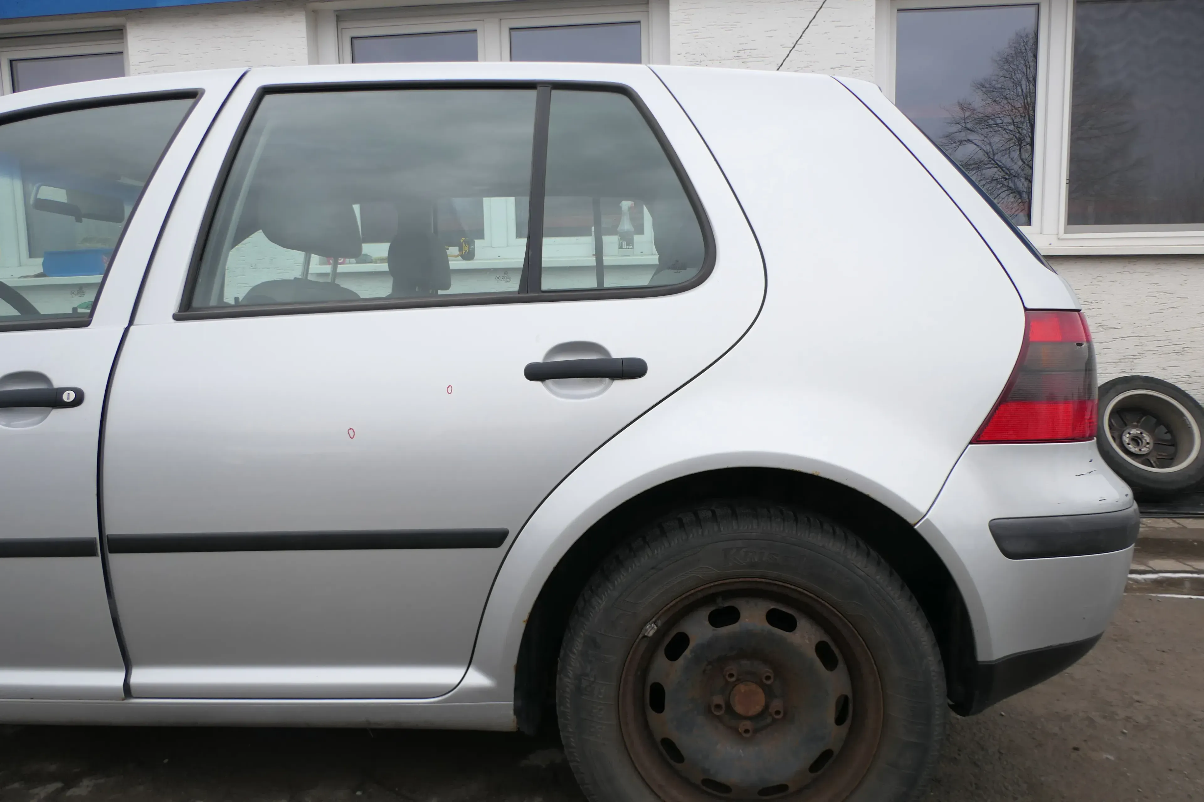 VW Golf 4 Limousine Tür hinten links silber LA7W (KEINkombi) - Bild 1