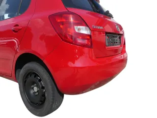 Fabia 5J Schrägheck Limousine Stoßstange hinten Heckstoßstange rot LF3K - Bild 4